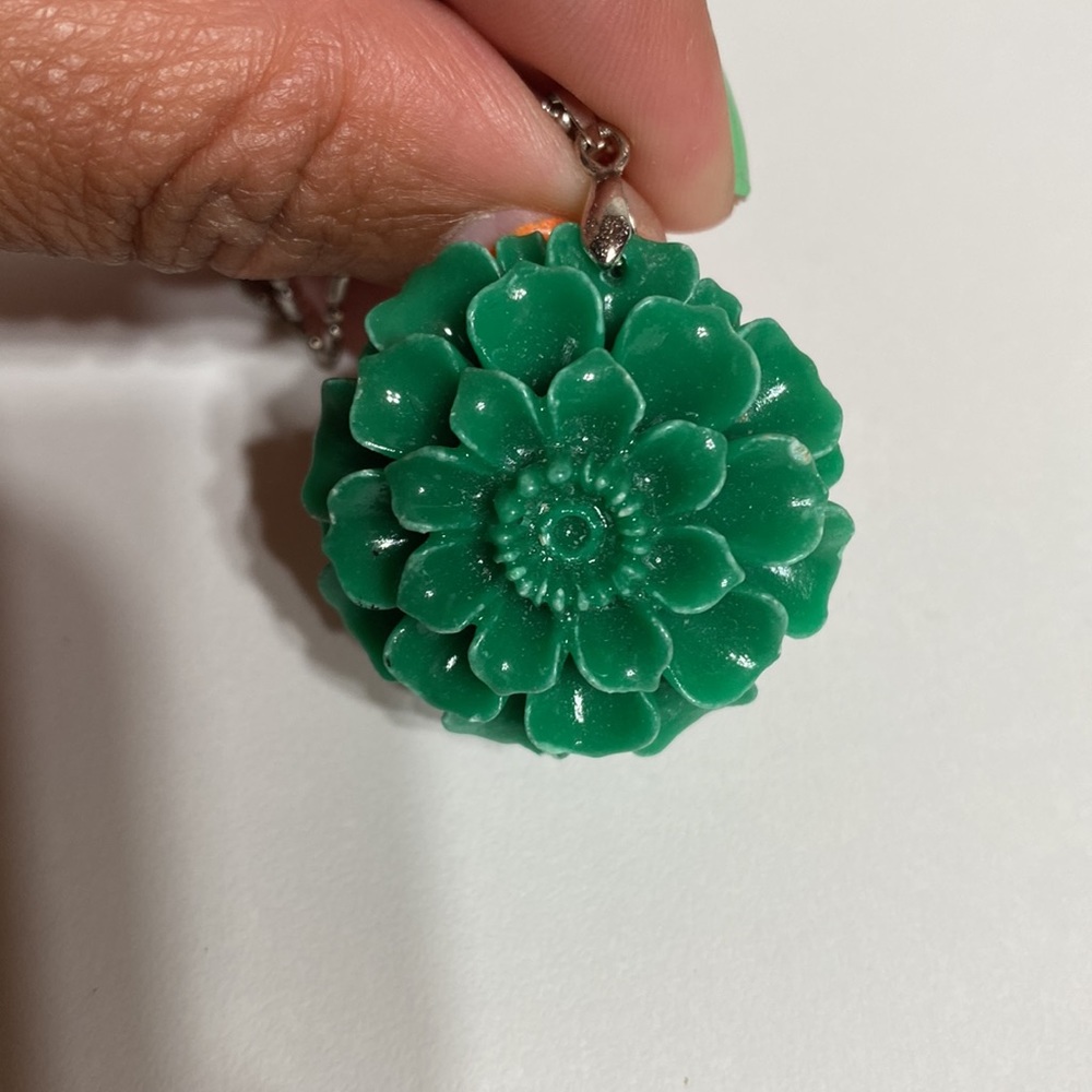 Green Resin Flower Pendant Necklace - Picture 5 of 10